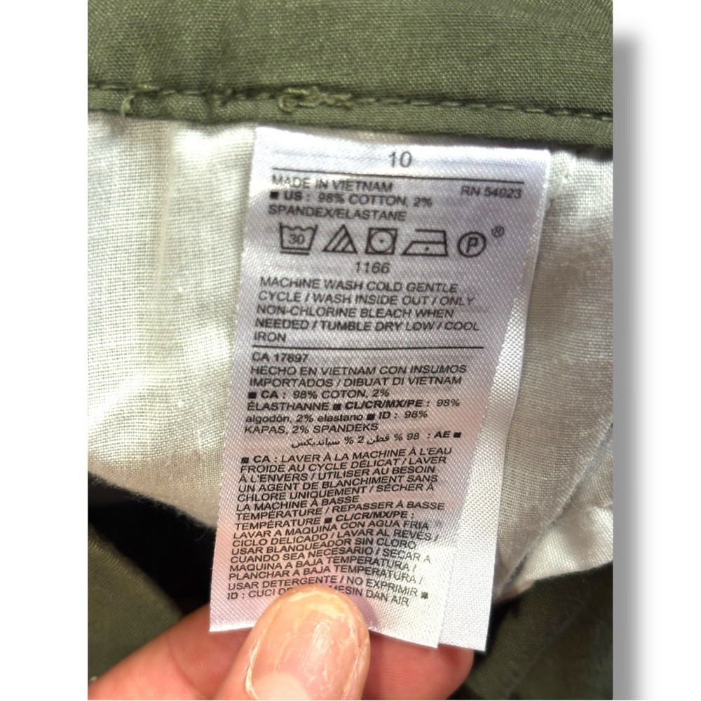 Old Navy Olive Green Small White Floral Print Women's Everyday Mid Rise Shorts - Picture 10 of 10